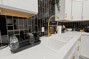 Fridge, microwave, oven, stovetop - Quiet Cottage in the Heart of Downtown (Charleston)