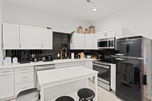 Jääkaappi, mikroaaltouuni, uuni, liesi