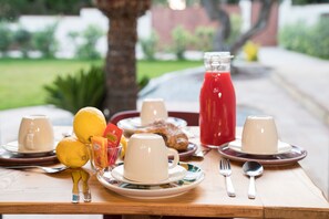 Petit déjeuner complet compris tous les jours