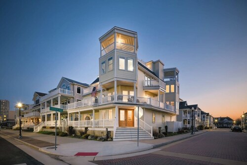 Icon Playce: Beachfront with 360 rooftop