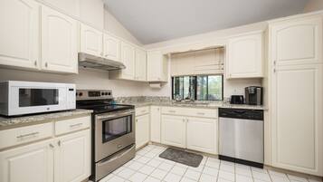 Casa, varias camas, acceso a la alberca, vista a la alberca | Cocina privada | Refrigerador, microondas, horno y parrilla de estufa