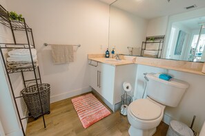 Haartrockner, Handtücher, Seife, Toilettenpapier