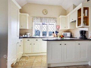 Lemari es, mesin pencuci piring, dan peralatan masak/sendok-piring