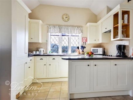 Refrigerador, lavavajillas, utensilios de cocina