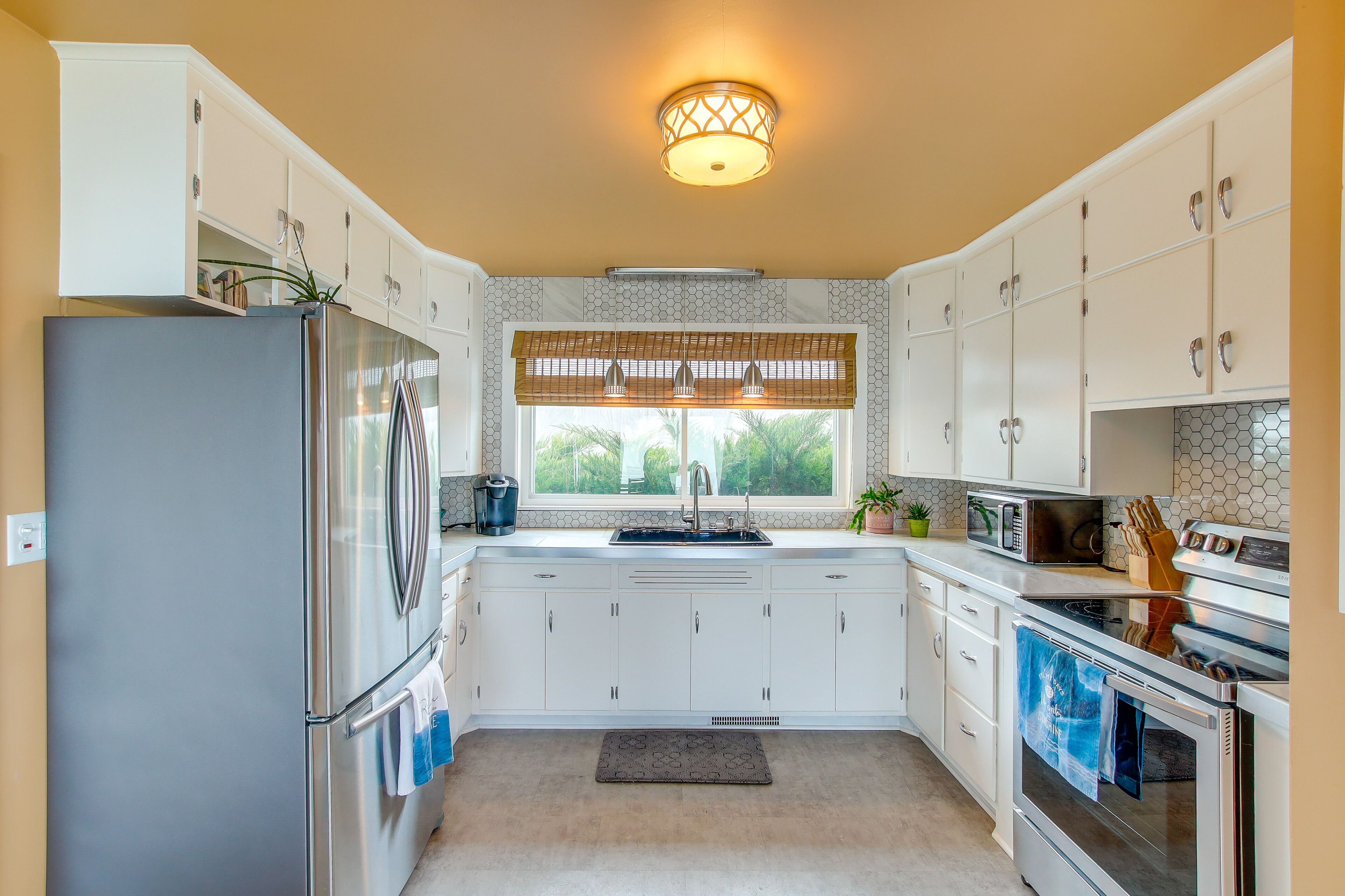 Frigorífic, microones, placa de cuina i cafetera i tetera 