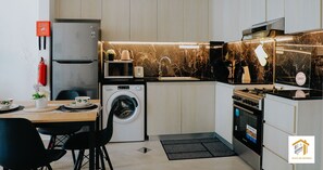 Réfrigérateur, micro-ondes, four, plaque de cuisson