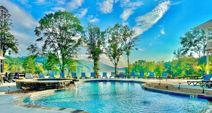 Escape to the 1930's Bungalow "Imperfect Perfection" - Pool, Kayaks, HotTub!