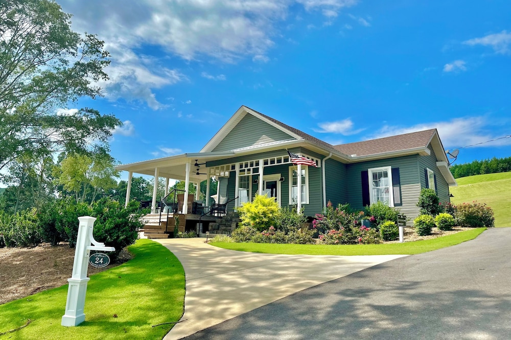 Getaway at the1930's Bungalow "Imperfect Perfection" Hot tub & lake access!