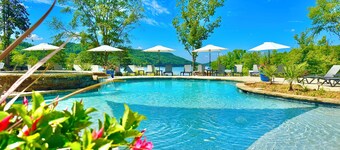 1930's Bungalow "Imperfect Perfection" Pool, hottub, Kayaks, firepit, & more!