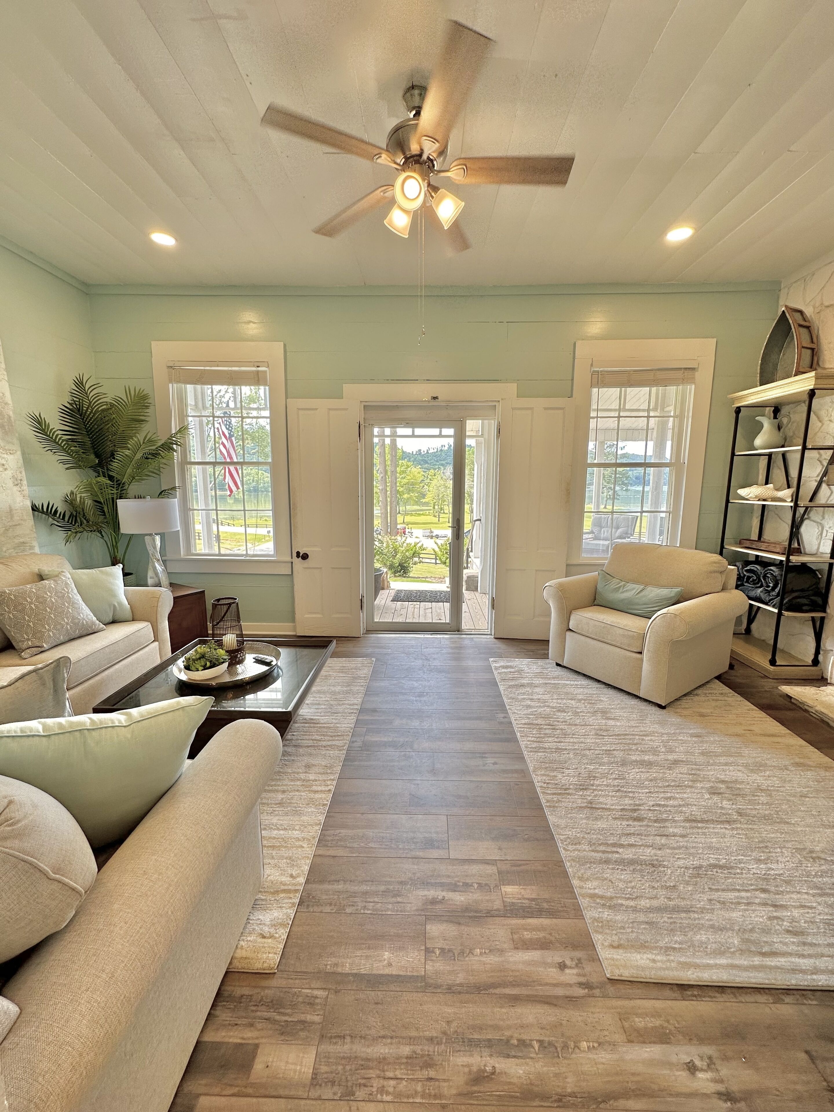 Getaway at the1930's Bungalow "Imperfect Perfection" Hot tub & lake access!