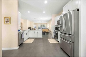 Micro-ondes, four, plaque de cuisson, lave-vaisselle