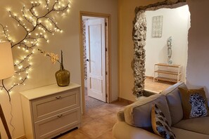 Departamento Deluxe, vista al valle, junto a la montaña | Sala de estar | Smart TV de 43 pulgadas con canales digitales, televisión y Netflix 