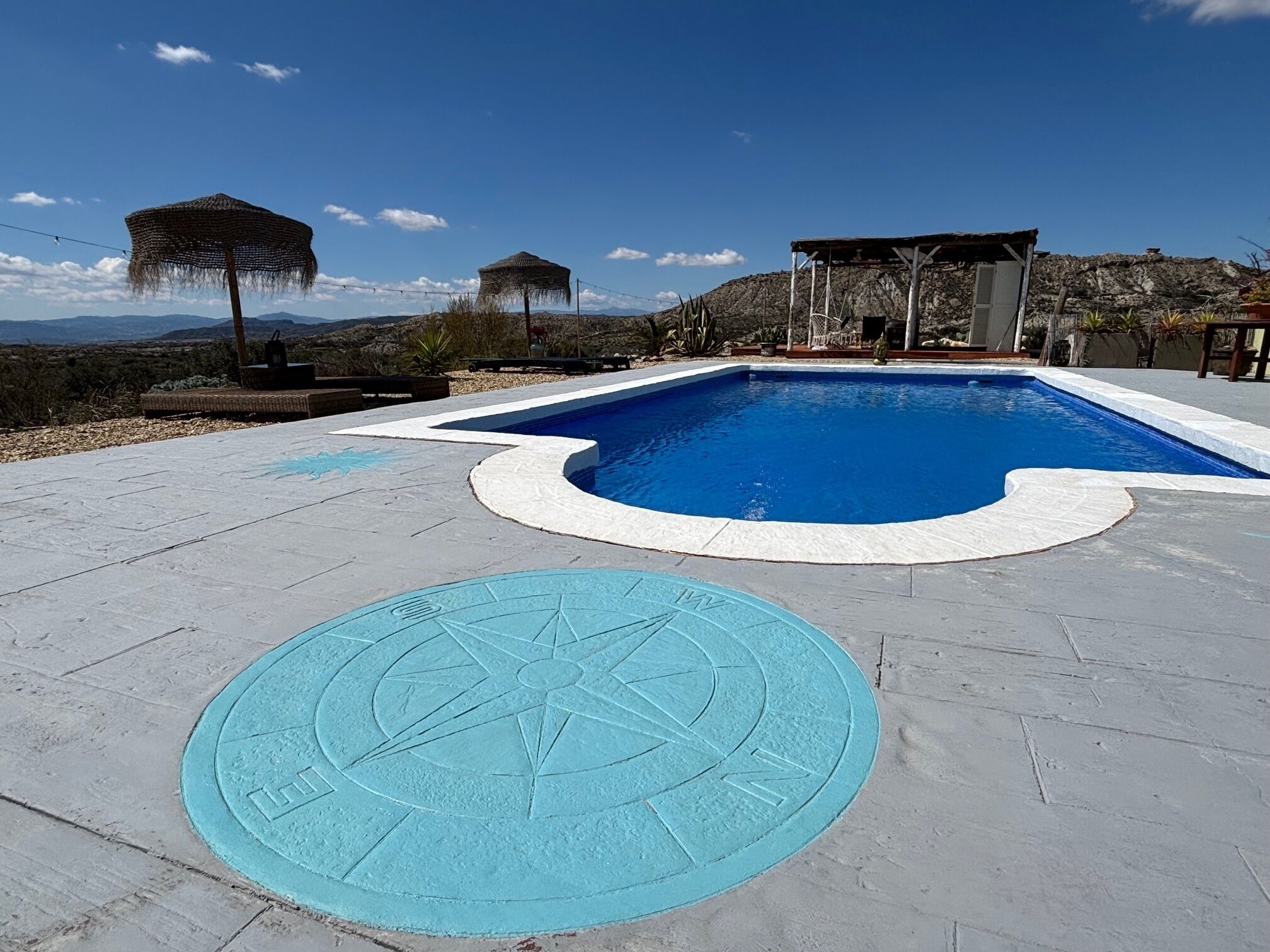 Außenpool, Sonnenschirme, Liegestühle