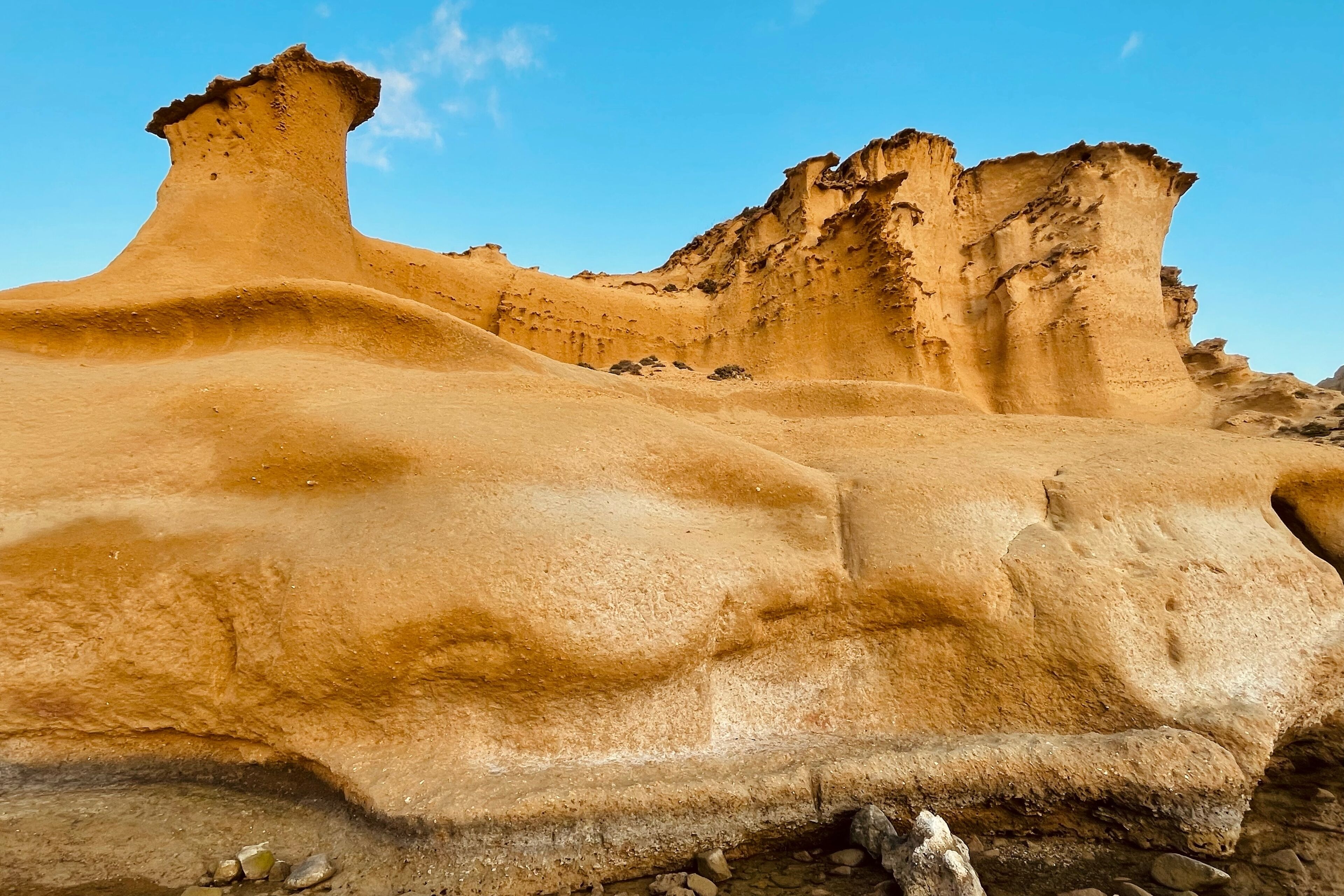Un paysage désertique caractérisé par d’imposantes formations rocheuses.