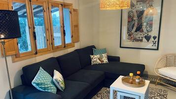 Deluxe appartement | Woonruimte | Een 43-inch smart-tv met digitale zenders, televisie en Netflix