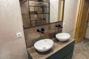 Apartament Deluxe | Bany | Dutxa, capçal de dutxa tipus cascada, assecador de cabells i tovalloles 