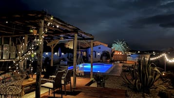Piscine extérieure, parasols de plage, chaises longues