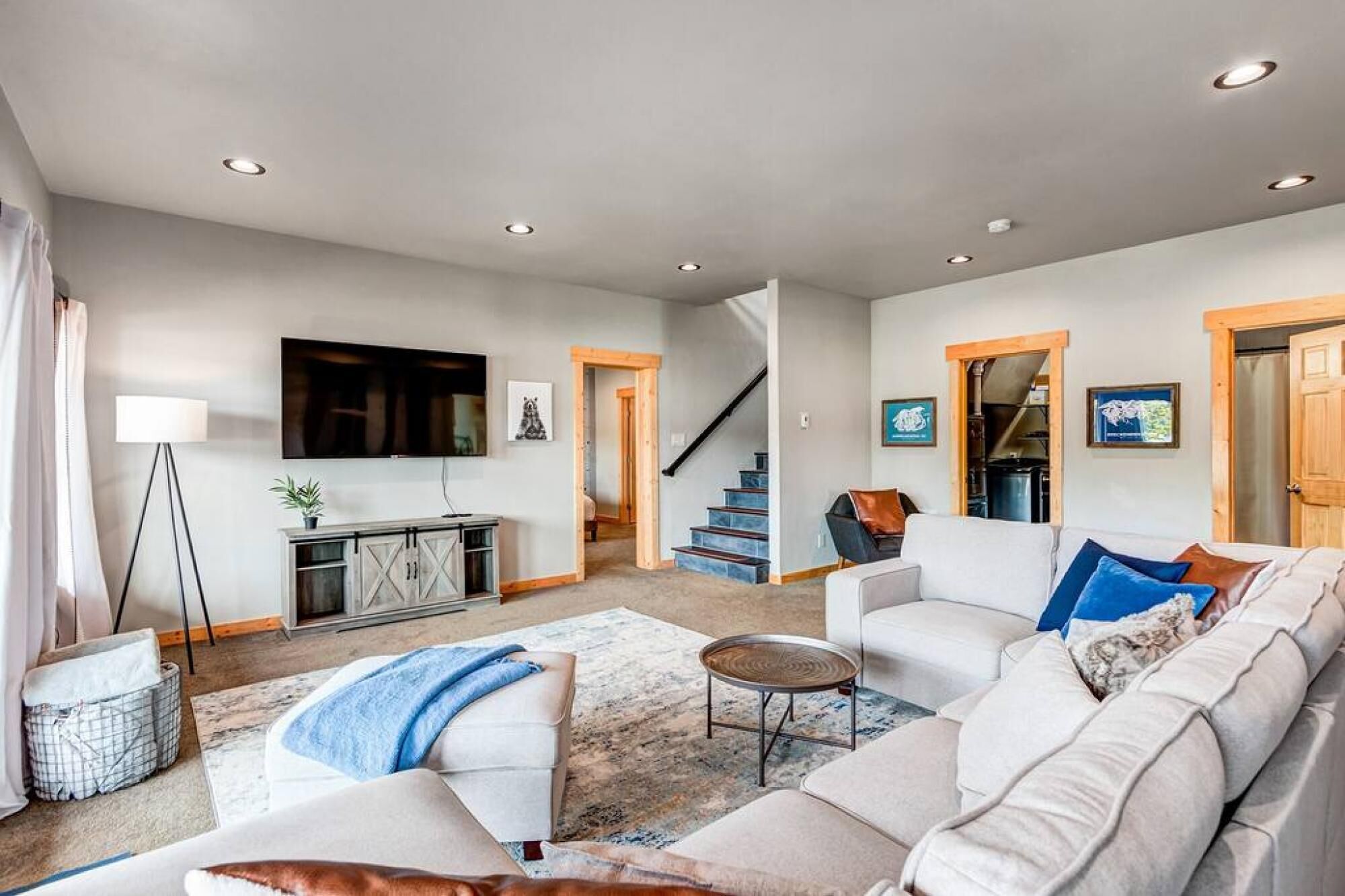 Four Seasons Lodge Views of 3 Peaks Hot Tub Immaculate 2 Year old Home