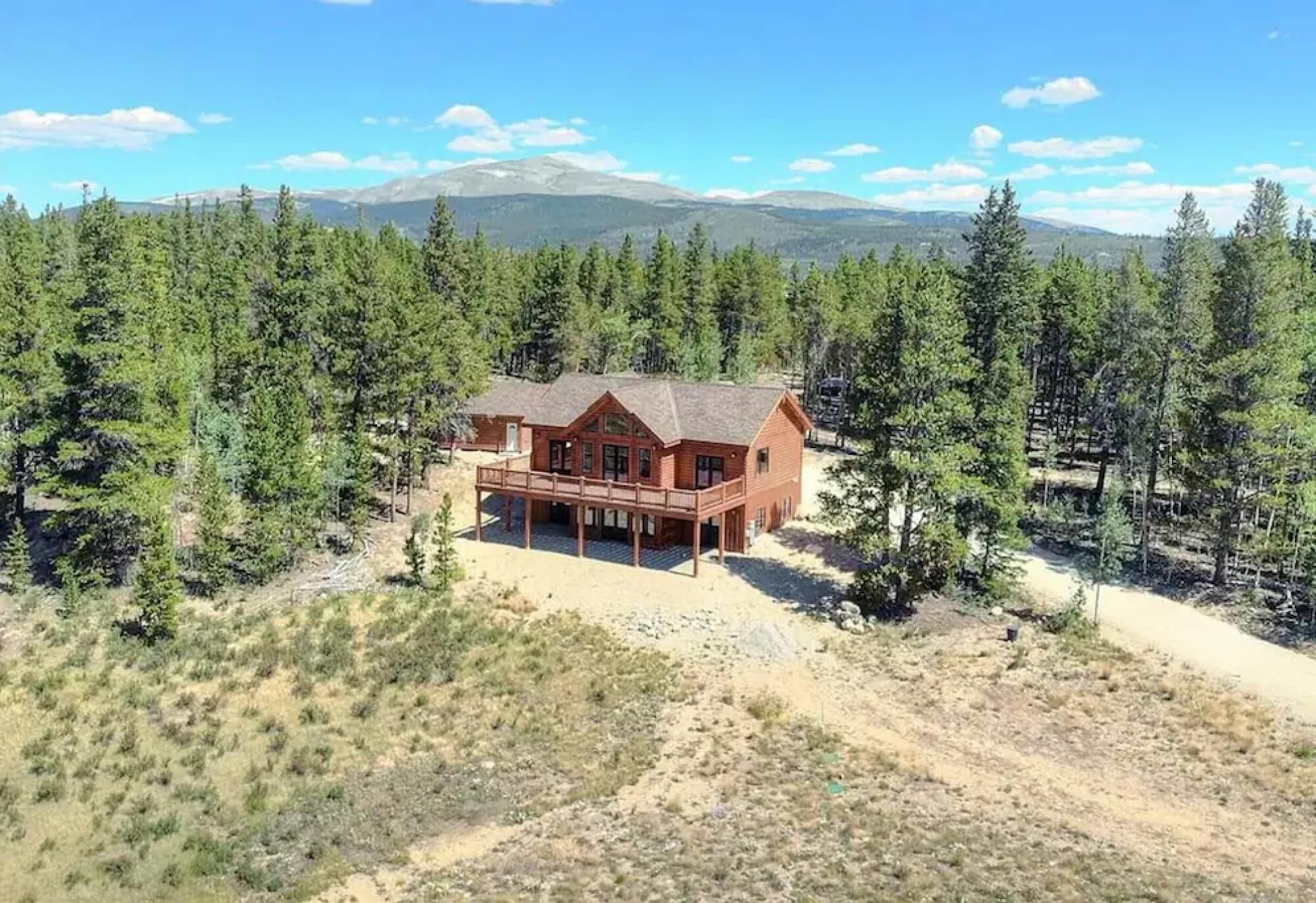 Four Seasons Lodge Views of 3 Peaks Hot Tub Immaculate 2 Year old Home