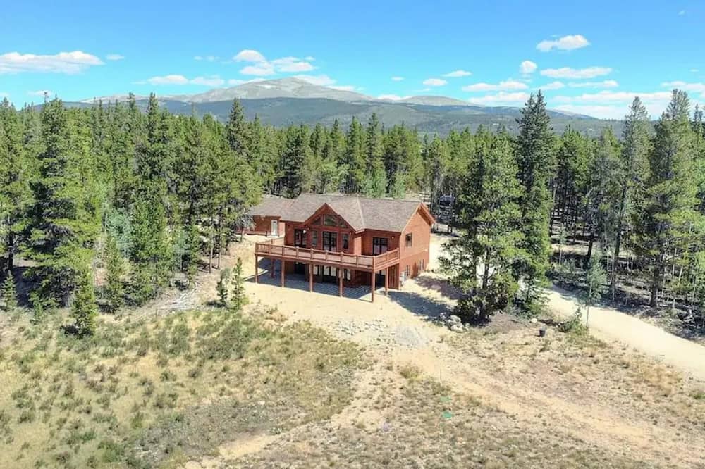 Four Seasons Lodge Views of 3 Peaks Hot Tub Immaculate 2 Year old Home