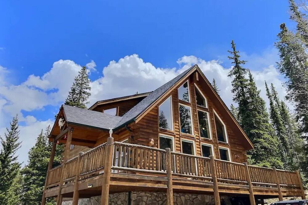 Custom Craftsman Chalet Fenced Yard for Pets Aspen Views Hot Tub