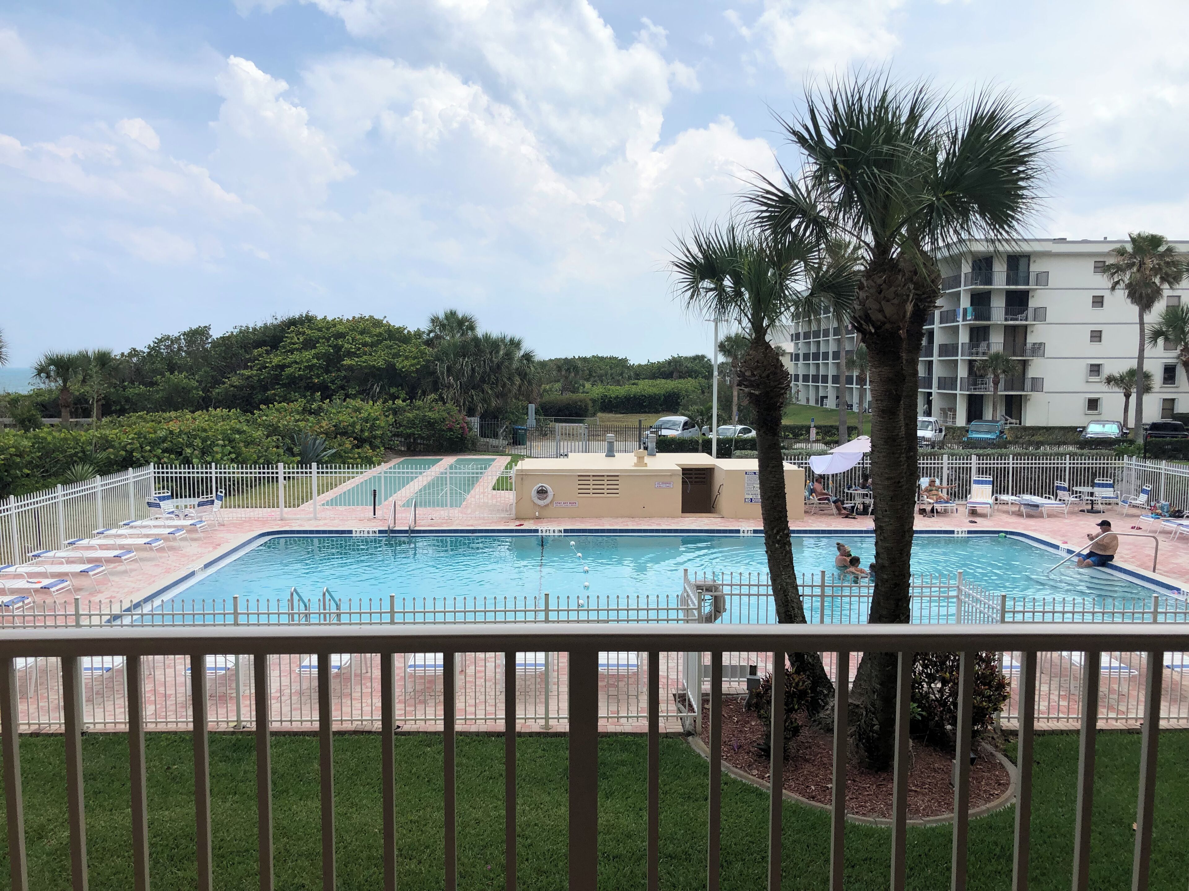 室外游泳池，恒温泳池