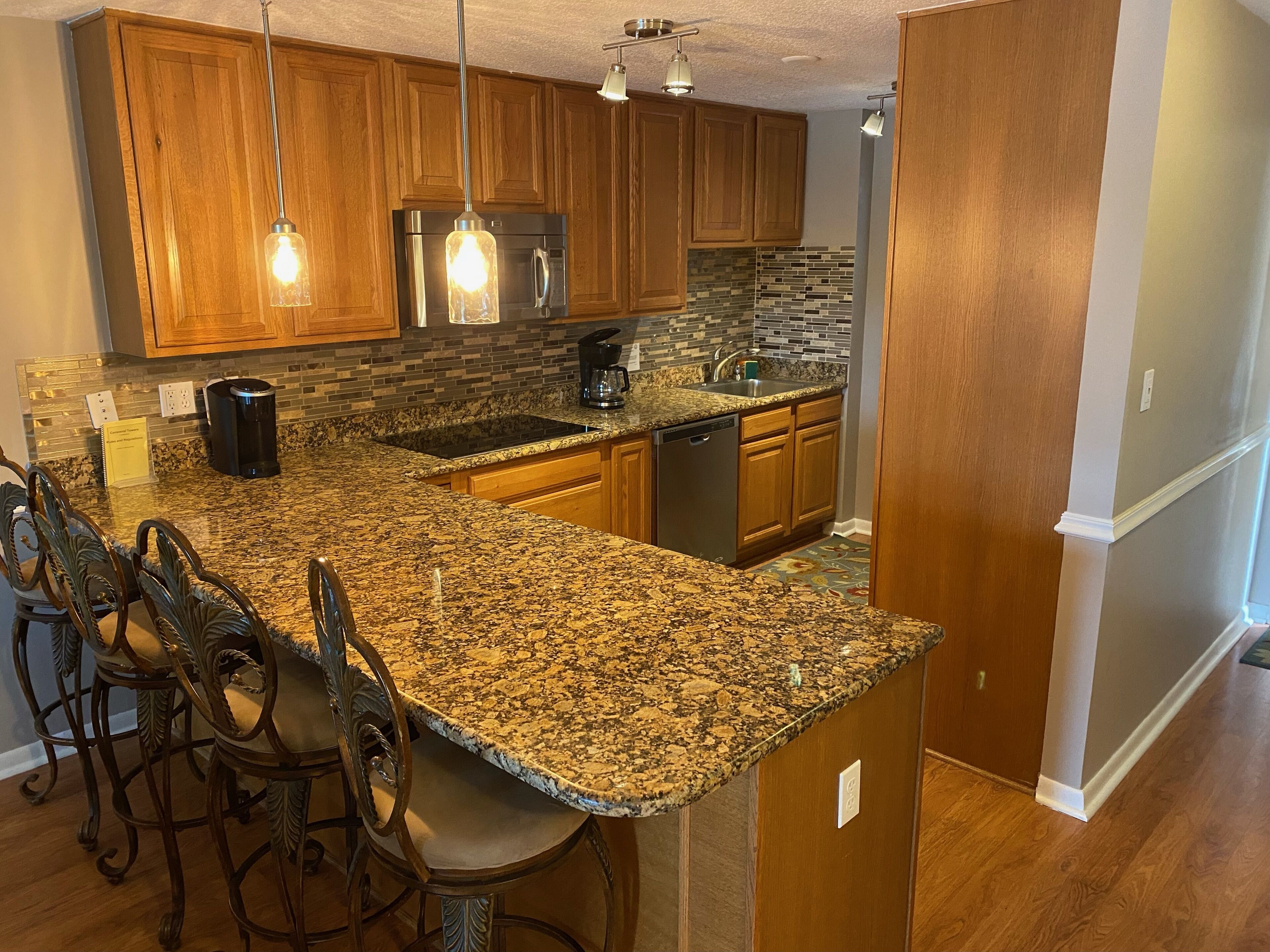 Een koelkast, een microgolfoven, een vaatwasser