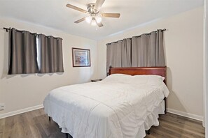 3 bedrooms, iron/ironing board, WiFi, bed sheets - Spacious House w/ Jacuzzi Tub (Zachary)