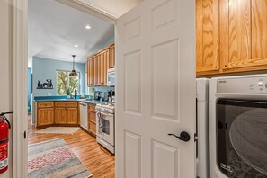 冷蔵庫、オーブン、食器洗い機、コーヒー / ティーメーカー