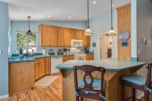 冷蔵庫、オーブン、食器洗い機、コーヒー / ティーメーカー