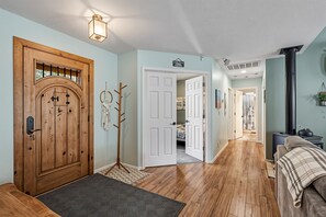 3 bedrooms - The Nut House - Lovely Home with Hot Tub by Yosemite Region Resorts (Groveland)