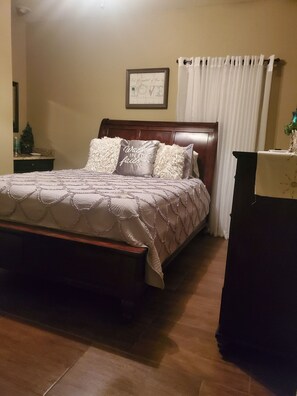 3 habitaciones, escritorio, tabla de planchar con plancha y wifi gratis