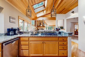 Fridge, microwave, oven, stovetop - Tree-lined home with private hot tub, 7 pools, 14 tennis courts, golf, gym, AC (Black Butte Ranch)