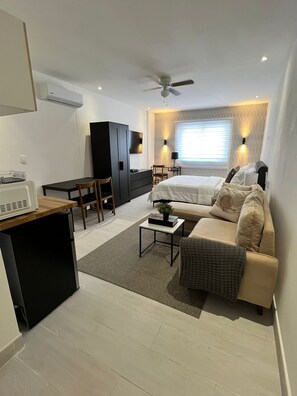 1 Schlafzimmer, Zimmersafe, Schreibtisch, Bügeleisen/Bügelbrett