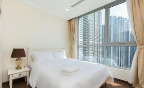 Appartement luxueux | Lit avec matelas en mousse à mémoire, fer et planche à repasser