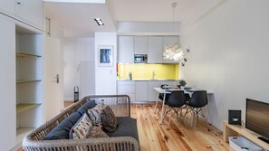 Un apartamento moderno con sala de estar, comedor y cocina.