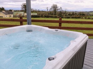 Outdoor spa tub - The Hideaway (Magherafelt)