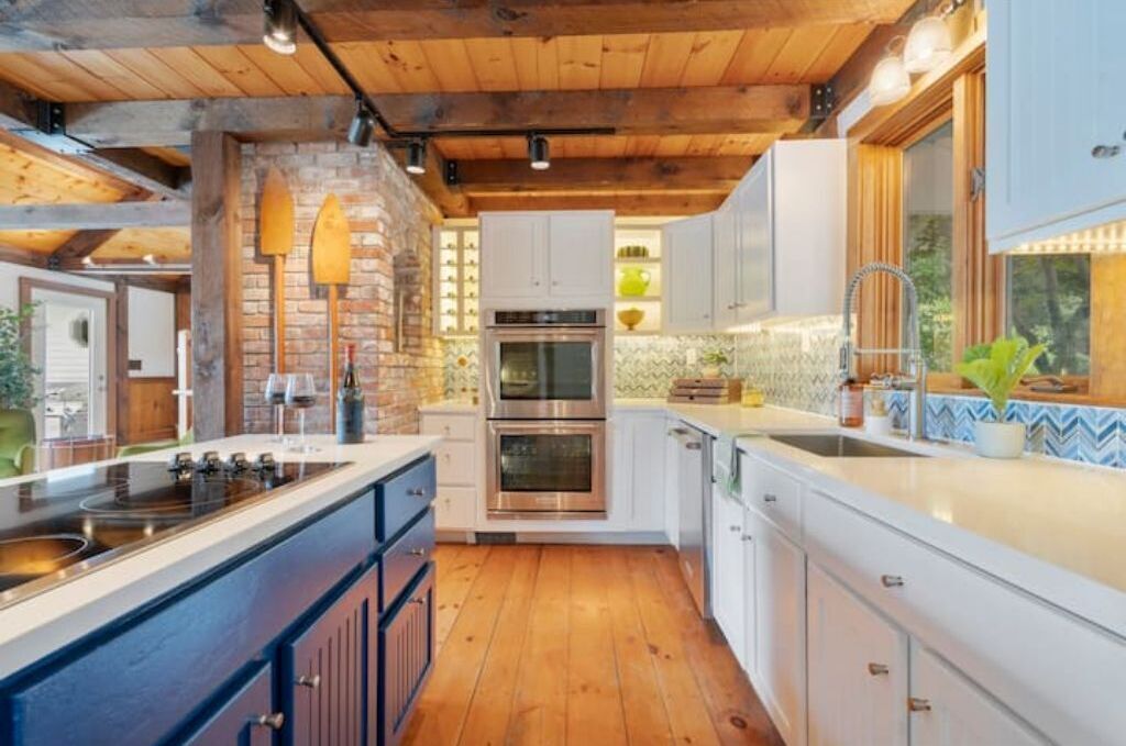 Private Pond Escape! Spa Hot Tub, King bed, Yoga, Gym, Kayaks, and more...