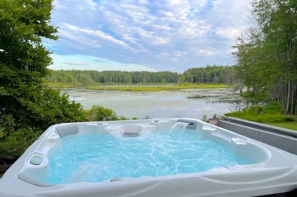 Private Pond Escape! Spa Hot Tub, King bed, Yoga, Gym, Kayaks, and more...