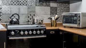Fridge, microwave, oven, coffee/tea maker