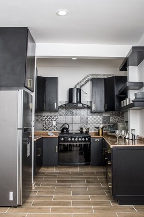 Refrigerador, microondas, horno y cafetera y tetera 