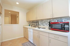 ثلاجة، ميكروويف، موقد طهي مسطح، غسالة أطباق