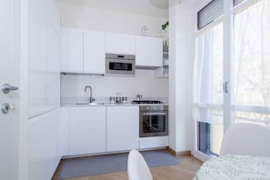 Kühlschrank, Ofen, Herdplatte, Wasserkocher mit Kaffee-/Teezubehör