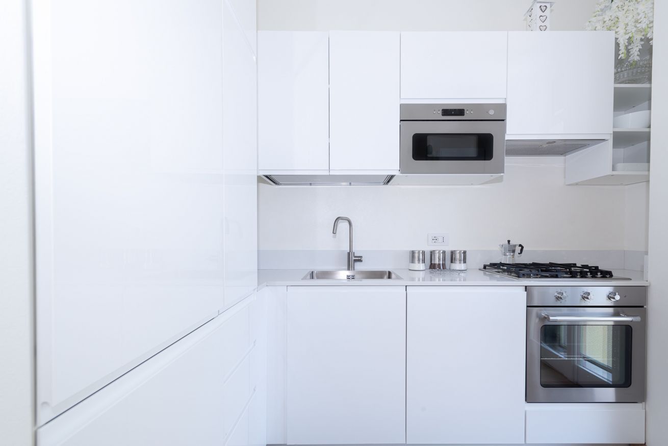 Fridge, oven, stovetop, coffee/tea maker