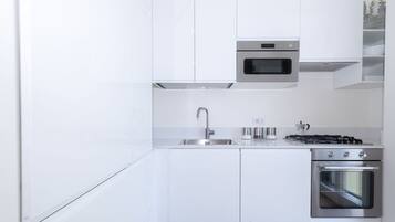 Fridge, oven, stovetop, coffee/tea maker