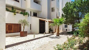 المنطقة المحيطة بالمنشأة