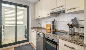 Kylskåp, mikrovågsugn, ugn och spishäll