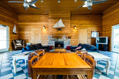 Kid & Baby Friendly; Indoor/Outdoor Pool & Hot Tub