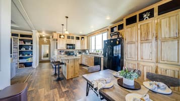 Fridge, microwave, stovetop, dishwasher