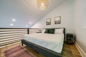 1 bedroom, iron/ironing board, WiFi, bed sheets - Dahlonega Tree Tops Tiny Home @HuddleTiny Homes (Dahlonega)